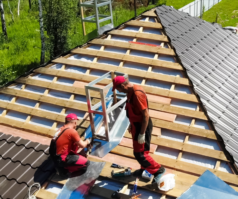 deux hommes qui posent une toiture