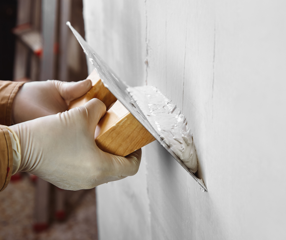 homme qui réalise un enduit de façade